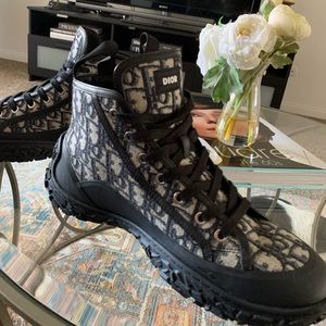DIORIZON ANKLE BOOT
Beige and Black Dior Oblique Jacquard and Black Rubber